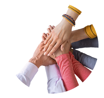 Ręce ułożone w stos symbolizujące współpracę. 